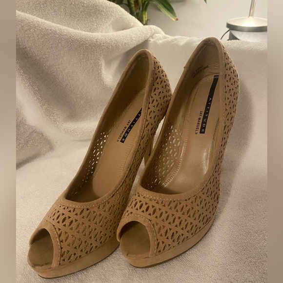 Size 8 heels. Beige. Attitude. - Picture 1 of 6